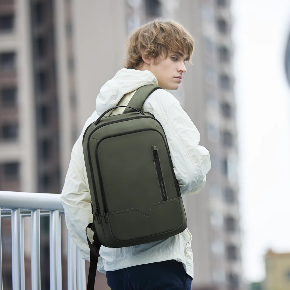 HK Expandable Business Backpac - Embroidery Frame のレビューと価格